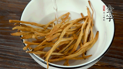 黃花菜、香菇提前泡發(fā)。黃花菜去掉硬頭，香菇切片。