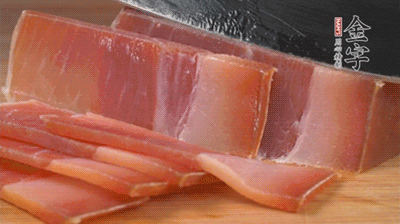 金字火腿切片，溫水浸泡5分鐘。