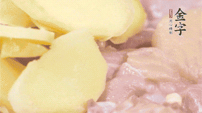 雞肉剁塊，用料酒、蔥、姜、鹽、糖拌均腌制20分鐘。