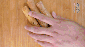 山藥去皮切斜刀塊，毛豆去外殼去膜，姜切片。