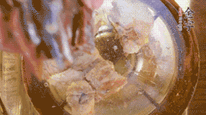 鍋中依次放姜片、排骨、火腿，加料酒、清水煮開轉(zhuǎn)小火煮30分鐘。