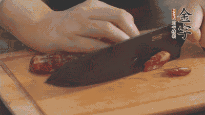 金字土香腸切片，香菇切丁。