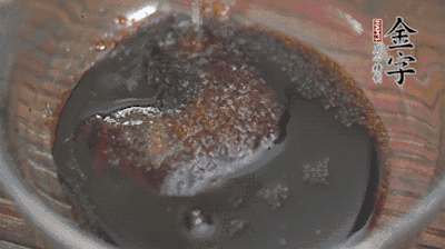 調(diào)配醬汁：耗油、生抽、老抽、糖、鹽、清水?dāng)嚢杈鶆颉?>
					</div>
					<span>步驟 3/5</span>
					<p>調(diào)配醬汁：耗油、生抽、老抽、糖、鹽、清水?dāng)嚢杈鶆颉?/p>
				</li><li>
					<div   id=