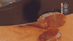 麻辣香腸蒸熟后，切片待用。