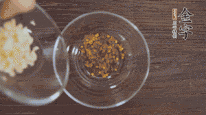 調配醬汁：依據(jù)口味倒入適量的蒜末、辣椒面、芝麻、醋、生抽、鹽、白糖，最后倒入熱油攪拌均勻。