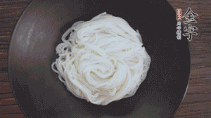 依次放入黃瓜絲、花生米、燙熟的豆芽、麻辣香腸、香菜、擺盤即可。