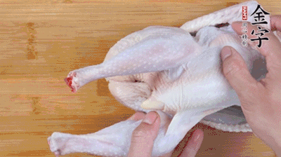 菌菇分別冷水泡發(fā)。雞處理干凈后剁成小塊，放水中浸泡半小時(shí)去血水。