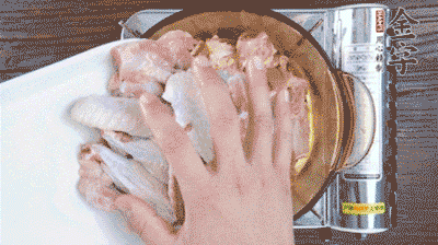 加料酒、蔥姜焯水2分鐘，清洗備用。