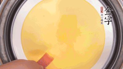 將火腿片均勻鋪上，繼續(xù)蒸6分鐘。