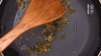 鍋中3成油溫時(shí)，下雪菜、辣椒圈翻炒40秒。