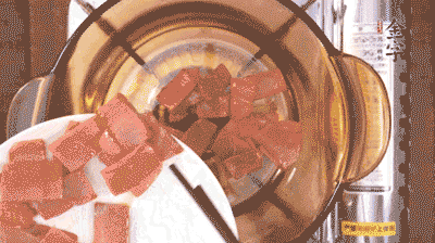 砂鍋中依次放火腿片、豆腐，大火燉開(kāi)轉(zhuǎn)中小火。