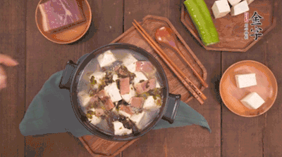 出鍋前撒蔥花。