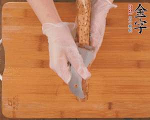 山藥去皮切滾刀塊，熱水汆燙30秒，撈出冷水浸泡。