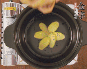 準(zhǔn)備土砂鍋，放姜片、鴿子、火腿片、蔥結(jié)、料酒，加沒過食材多些的清水，中小火燉煮。