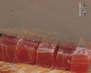 金字火腿切丁，春筍剝殼切丁，豌豆剝粒。