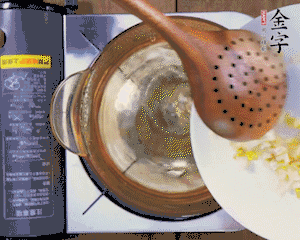 春筍丁焯水，1分鐘后加火腿丁一同汆燙1分鐘。