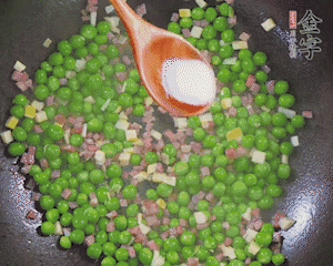 加水、料酒、鹽燒2分鐘即可。