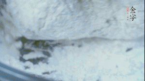 【面皮】2.將糯米粉和粳米粉混合，加煮好的艾草和適量清水，揉搓成面團。