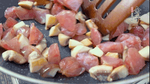 【餡料】4.鍋中油8成熱時，依次放入菌菇丁、香腸丁，適當(dāng)放點糖調(diào)味，炒熟。