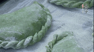 【制作】2.蒸架上墊浸濕的屜布，再放上清明果，大火蒸10~15分鐘，完成，出鍋啦！