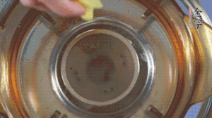 金字淡咸肉加姜片、料酒，冷水入鍋焯水。