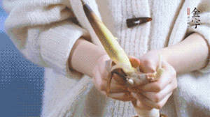 春筍切滾刀塊，加少許鹽，焯水備用。