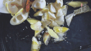 將淡咸肉、春筍、五花肉一起放入鍋中。