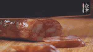 金字麻辣香腸切片，小青菜焯熟備用。