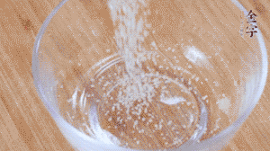 制作醬汁：1湯匙蠔油、1湯匙涼開(kāi)水、2湯匙生抽、1/2湯匙白砂糖、少許辣椒圈。