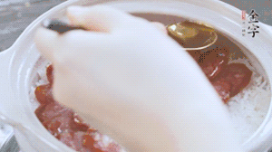 沿鍋邊倒一圈食用油蓋蓋，繼續(xù)小火燜8分鐘。