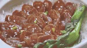 燜好后放入小青菜，均勻淋上醬汁，撒上蔥花或芝麻即可。