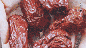 紅棗洗凈，對半剪開。