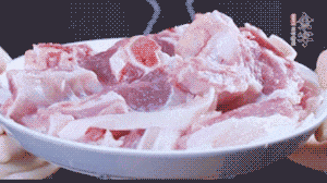 新鮮羊肉冷水入鍋，加姜片、清水焯水，除去血沫。