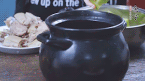 另起砂鍋，依次放入蘿卜、羊肉、火腿蹄片，加料酒、清水沒過食材。