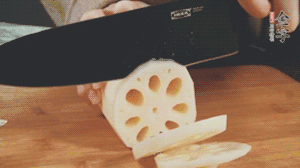 蔬菜清洗干凈切片。