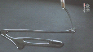 鍋中加少許油，爆香蔥姜蒜、香料 ，喜歡麻的也可以加點花椒！接著放入郫縣豆瓣醬煸炒出紅油。