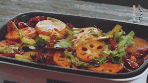 加入金字麻辣香腸，翻炒5分鐘左右。再加入之前準(zhǔn)備好的蔬菜，翻炒均勻，最后放入蝦。