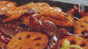 撒上芝麻和蔥，一道鮮香熱辣的麻辣香腸香鍋就做好了！