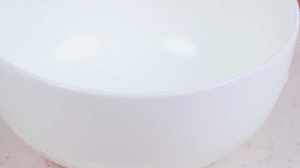 香腸切片，南瓜洗凈去皮切小塊，洋蔥切絲，米淘洗干凈備用。