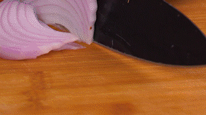 鍋中少許油，熱油倒入香腸煸炒出油，倒入南瓜塊、洋蔥翻炒片刻。