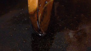 茄子切成長條，拍上生粉入油鍋炸制。