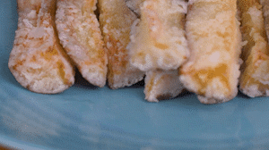 炸制油溫在7成左右，茄子炸至金黃色即可撈出。