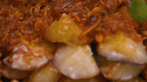 把茄子一條一條的擺好放在盤子上，上鍋蒸制3到4分鐘，出鍋后撒上蔥花。