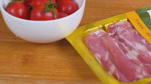 洋蔥、土豆切丁塊，火腿切小片，小番茄對半切開。