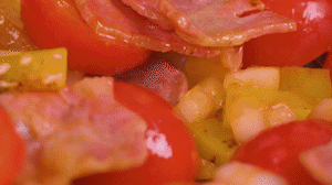 接著放入土豆和洋蔥，翻炒兩分鐘斷生。