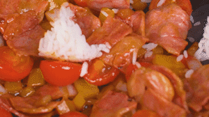 將米飯倒入鍋中搗散，同其他食材混合拌炒均勻關(guān)火。