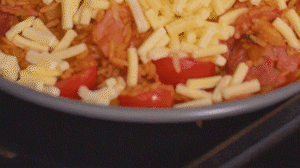 烤箱上下火180度預(yù)熱，將米飯分別盛入容器中。表面均勻的撒上馬蘇里拉芝士碎，放進烤箱中層烤20分鐘左右，待芝士融化上色即可。