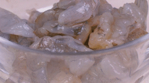 蝦去殼去蝦線，加姜絲、鹽腌制15分鐘，微煎1分鐘備用。