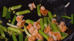 加入煎好的蝦仁，XO醬，以適量鹽、糖進(jìn)行調(diào)味翻炒。