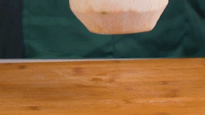 椰子切開頂部，把椰子水倒出，再把椰肉切片。